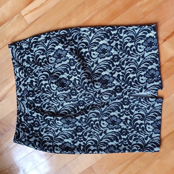 Black and white lace skirt Size 4 - Picture 2 of 8